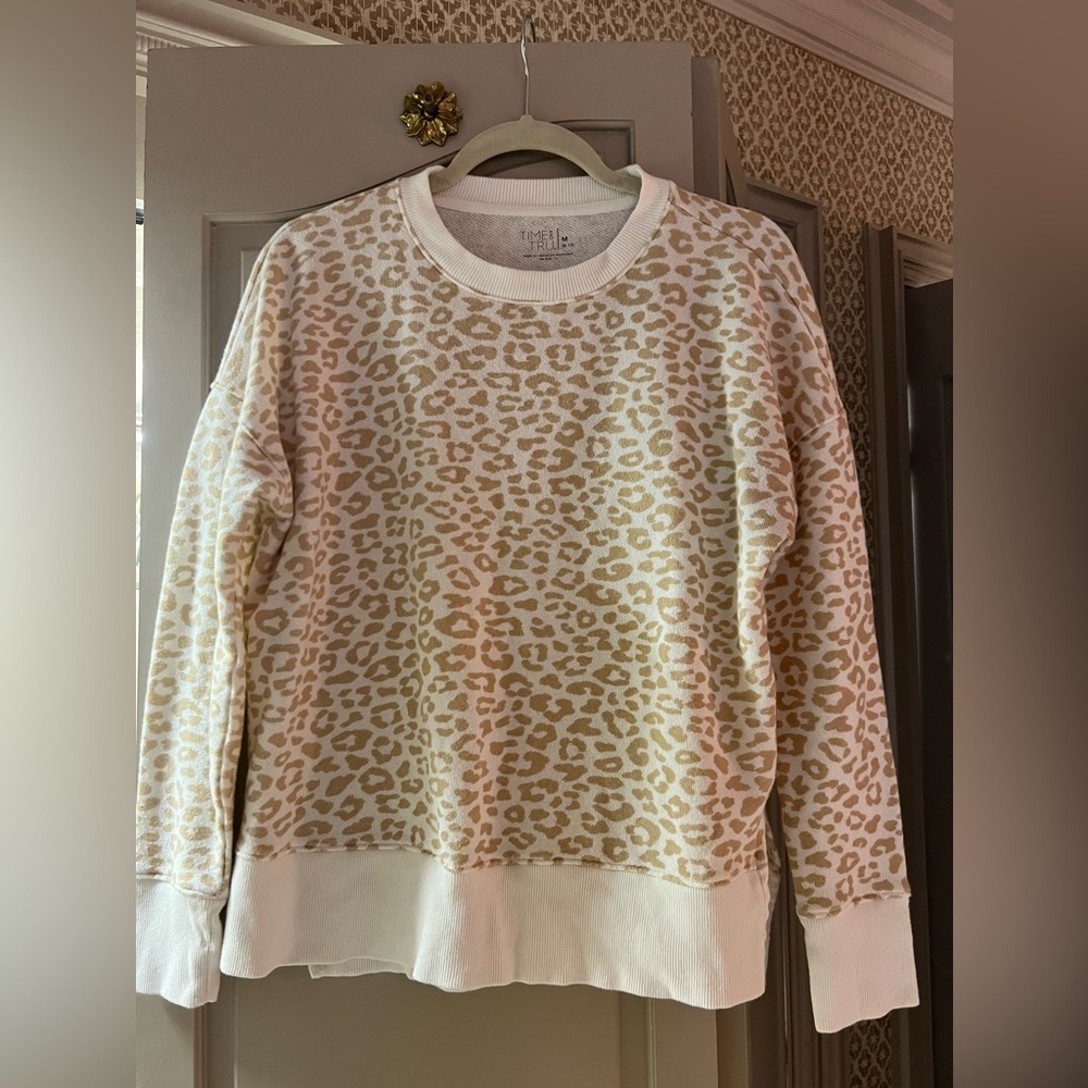 Women’s Size Medium Animal Print Sweatshirt (tan/cream)